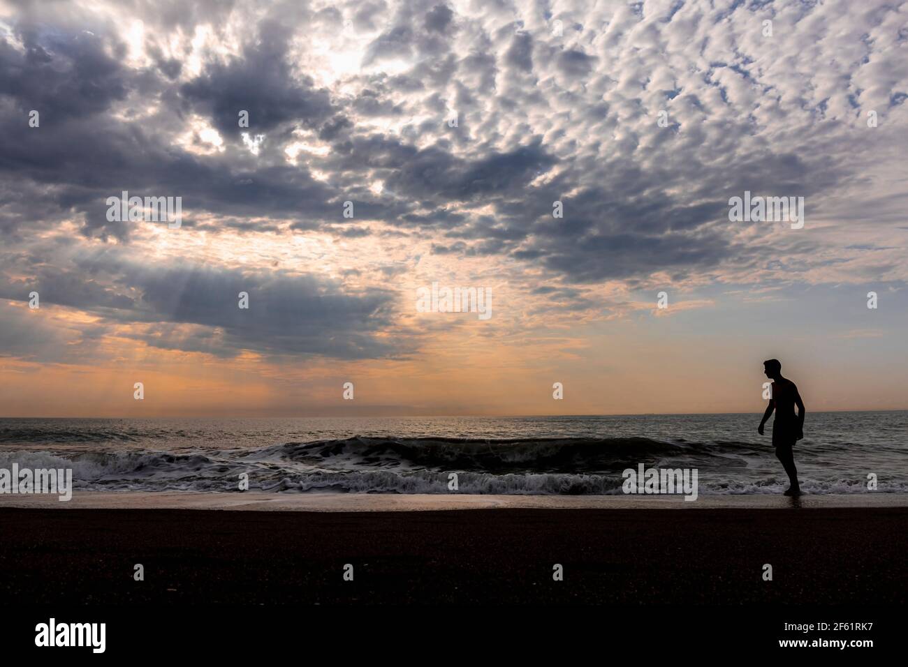 Mattina presto su una spiaggia con figura silhouette. Foto Stock
