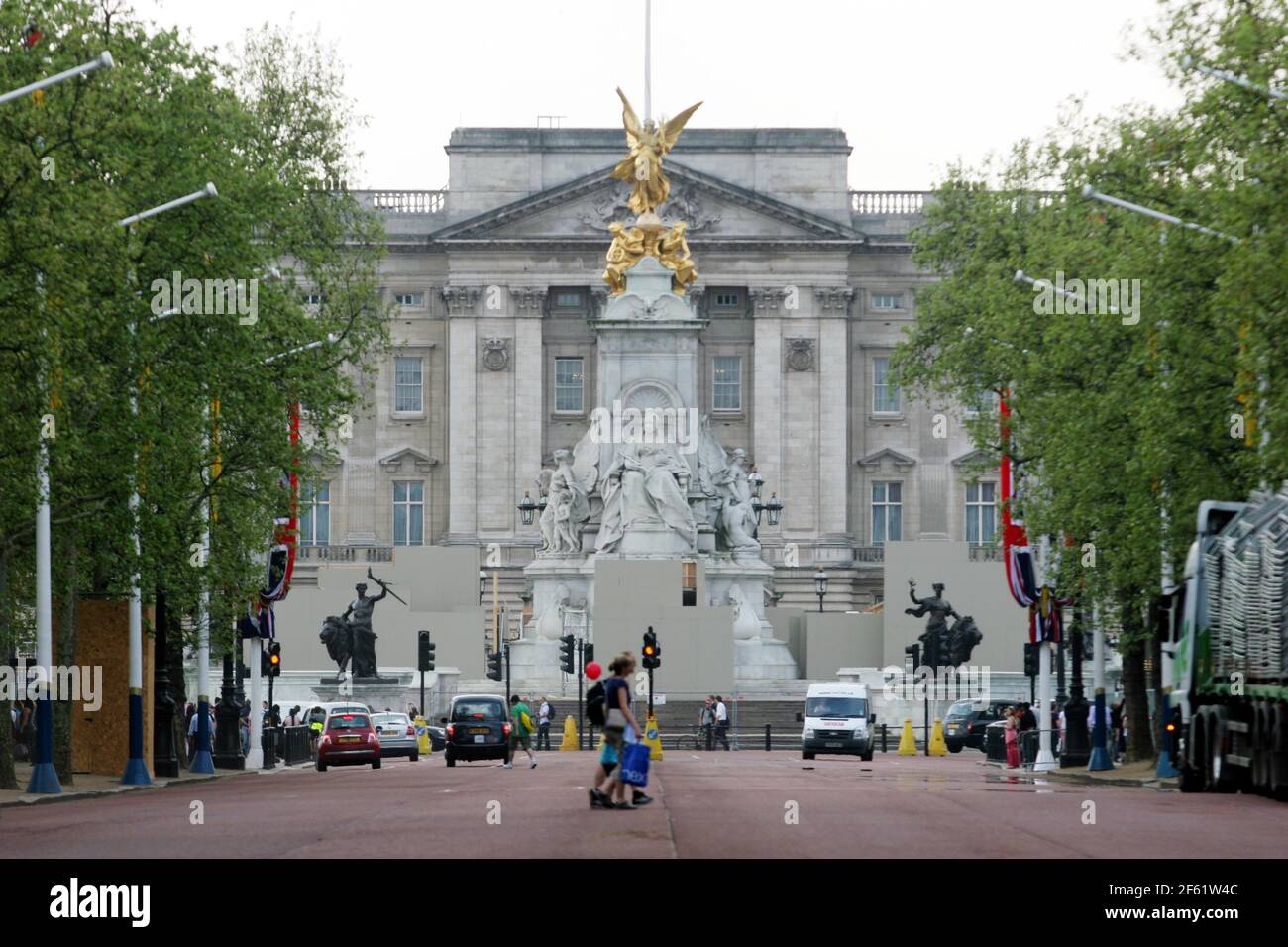 21 aprile 2011. Londra, Inghilterra. Guardando lungo il Mall verso Buckingham Palace, in corsa fino al matrimonio di Catherine Middleton con il Principe William. Pho Foto Stock