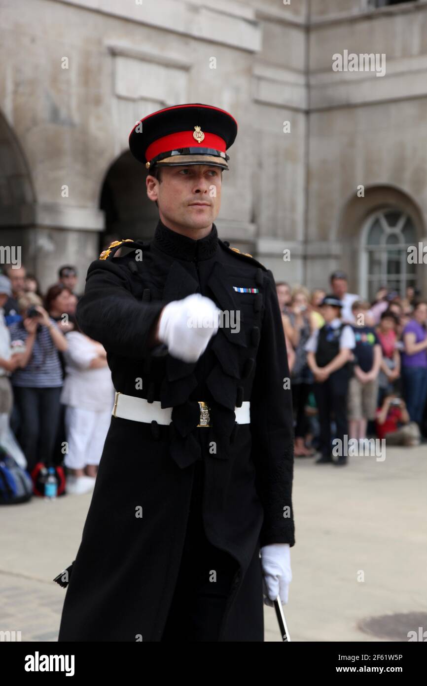 21 aprile 2011. Londra, Inghilterra. Un ufficiale del reggimento della Guardia della Regina, del Blues e dei Royals della Cavalleria della Casa si trova all'Arco delle Guardie a Cavallo Foto Stock