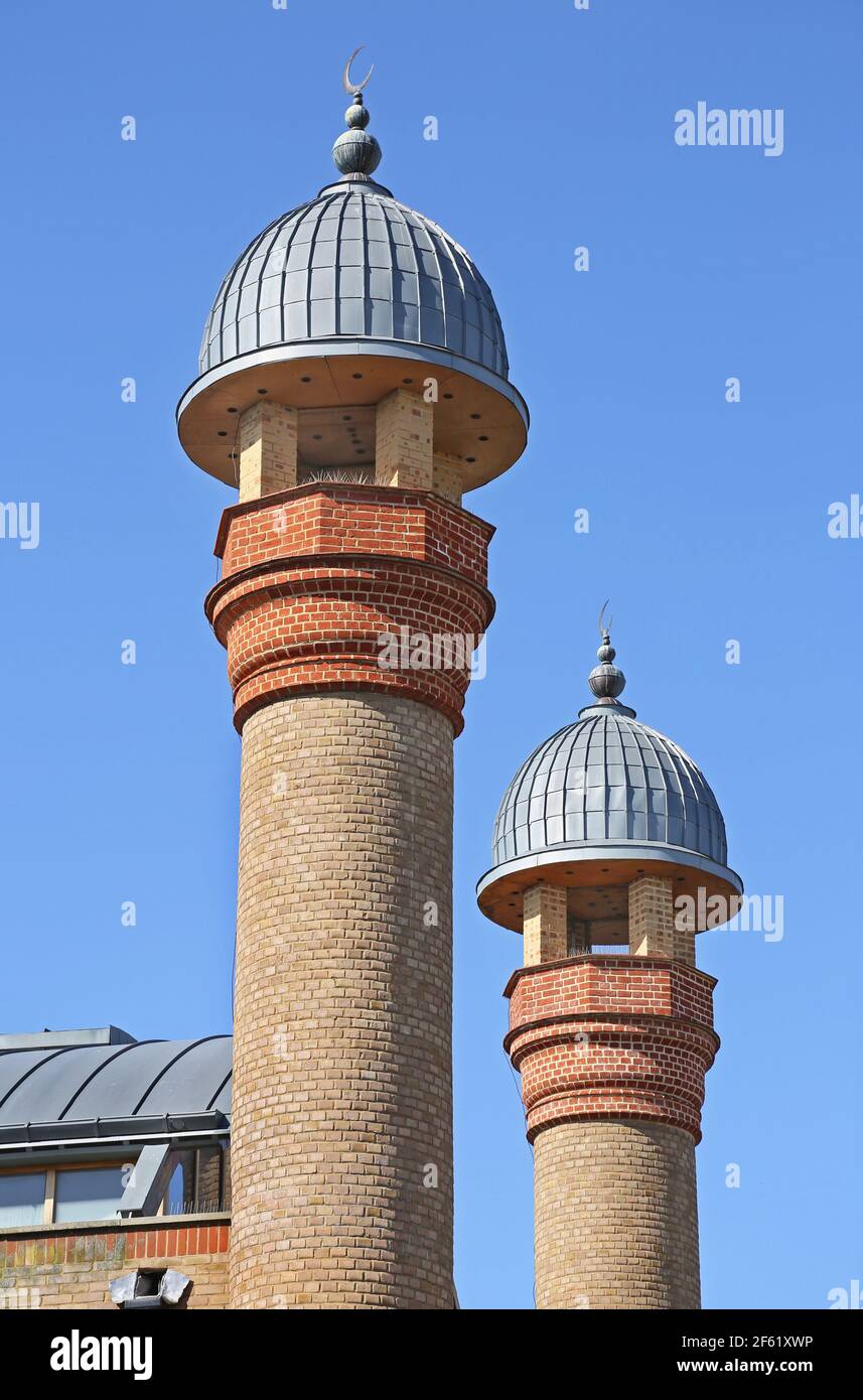 I minareti gemelli in mattoni del Centro Islamico di Peckam su Choumert Grove, Londra, Regno Unito. Completato nel 2003 da Benedetto o'Loony Architects. Foto Stock