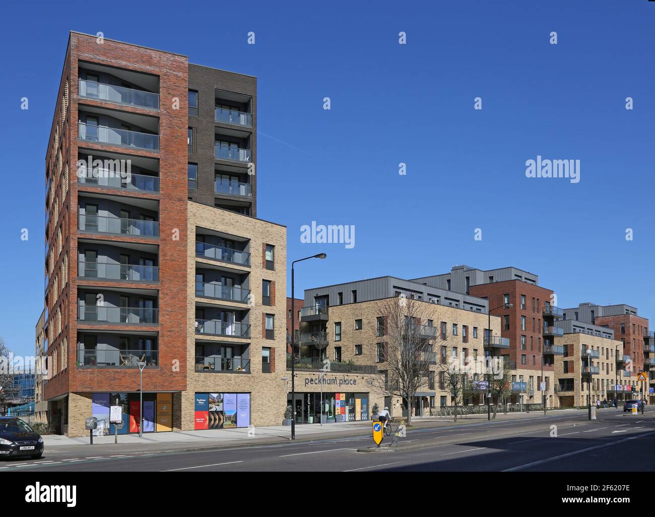 Peckham Place, un nuovo complesso di appartamenti su Queens Road, Peckham, Londra, Regno Unito. Sviluppato da Notting Hill Genesis Housing Association. Foto Stock