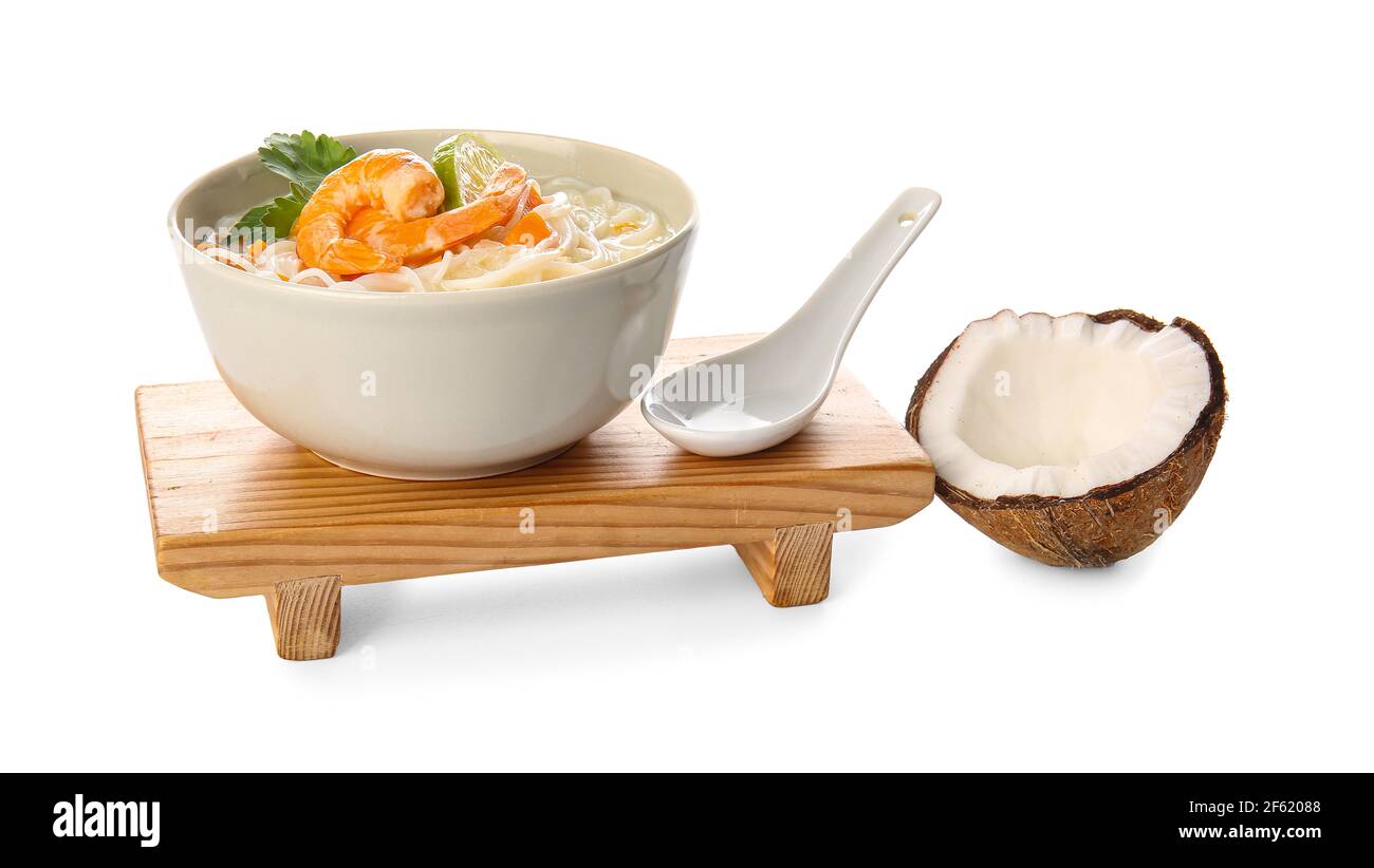 Ciotola con zuppa di noodle tailandese su sfondo bianco Foto Stock