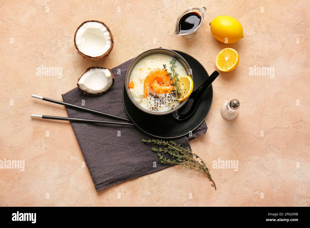 Ciotola con zuppa di riso tailandese su sfondo colorato Foto Stock