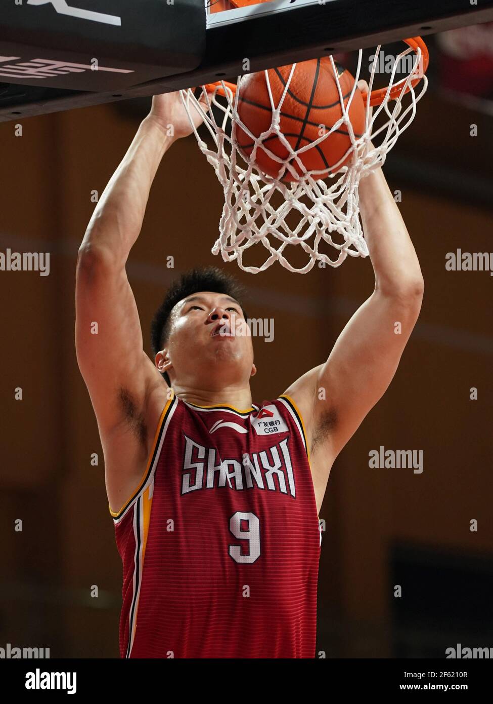 Zhuji, provincia cinese di Zhejiang. 29 marzo 2021. Yan Pengfei of Shanxi Loongs durante la 50esima partita tra gli squali di Shanghai e Shanxi Loongs alla stagione 2020-2021 della Chinese Basketball Association (CBA) League a Zhuji, nella provincia di Zhejiang, nella Cina orientale, 29 marzo 2021. Credit: Meng Yongmin/Xinhua/Alamy Live News Foto Stock