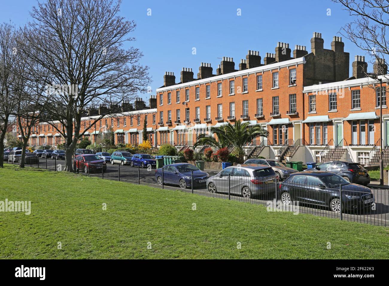 Clifton Crescent, Peckham, Londra, Regno Unito. Una famosa fila di case vittoriane del periodo Regency. Minacciato di demolizione negli anni '70 - ora elencato. Foto Stock