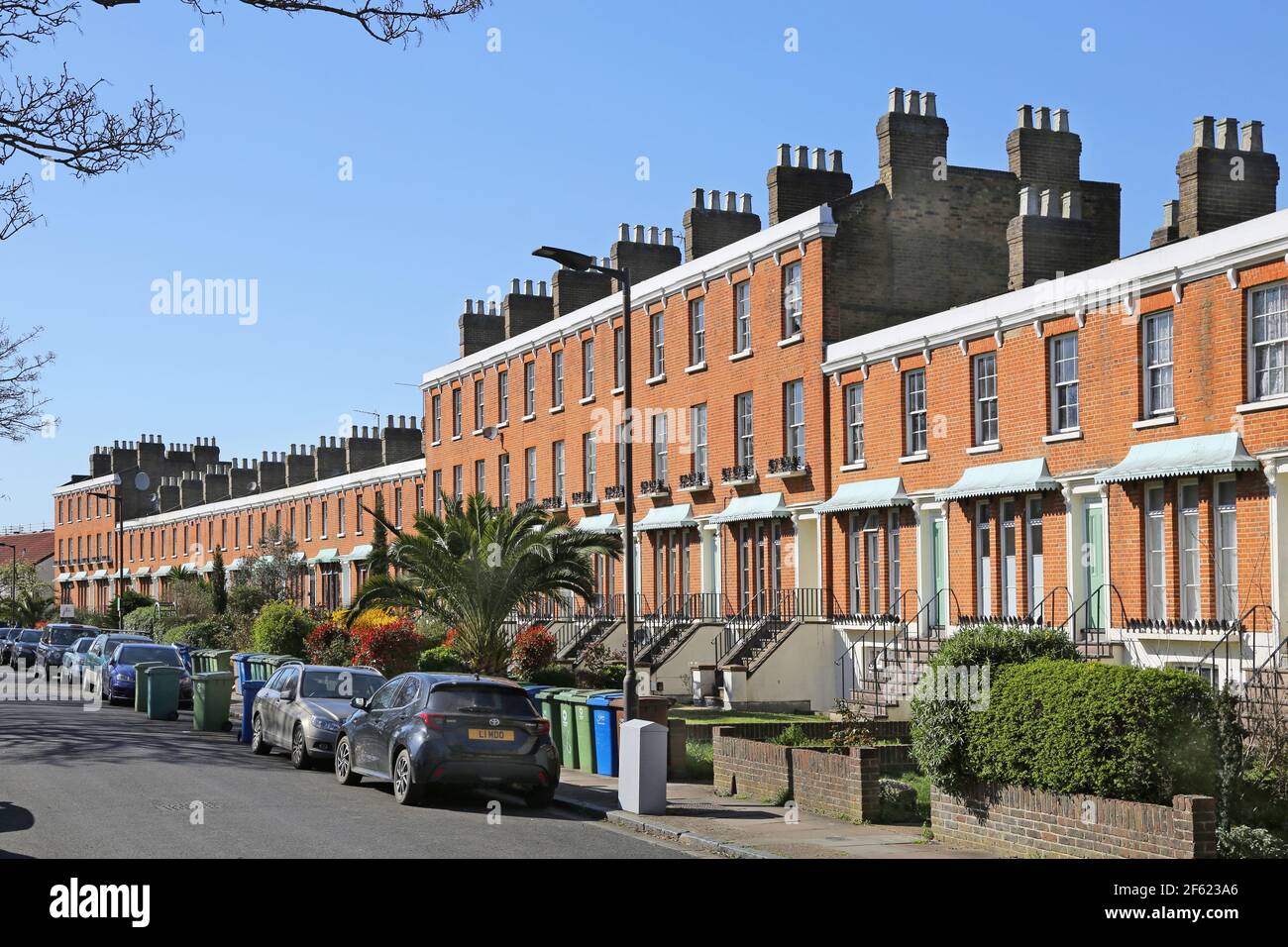 Clifton Crescent, Peckham, Londra, Regno Unito. Una famosa fila di case vittoriane del periodo Regency. Minacciato di demolizione negli anni '70 - ora elencato. Foto Stock