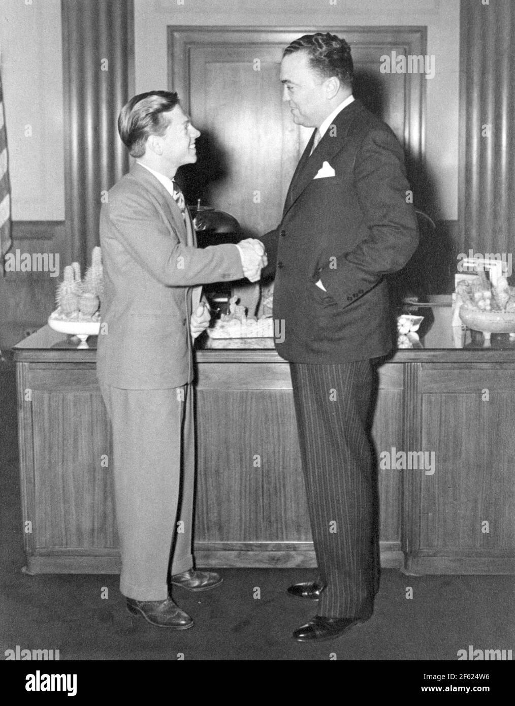 J. Edgar Hoover e Mickey Rooney, 1940 Foto Stock