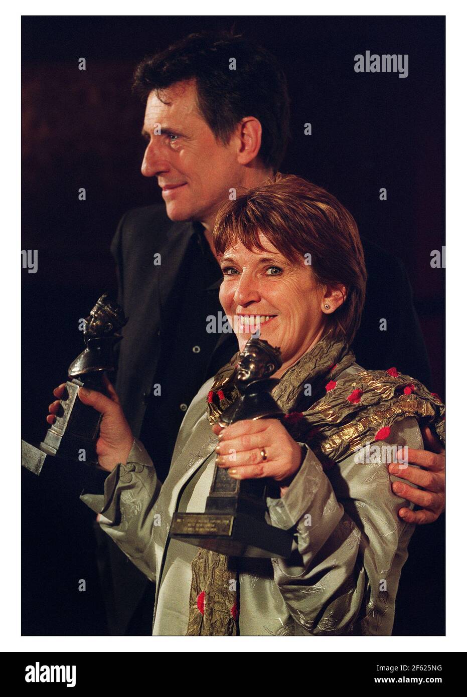 I Laurence Olivier Awards 2001.... Marie Jones tiene in tasca i due premi per le SUE PIETRE da gioco, uno per la migliore nuova commedia e uno per la migliore attore per la collina di Conleth, che non è stato in grado di raccogliere il suo premio. Si sta congratulando con Gabriel Byrne.pic David Sandison 23/2/2001 Foto Stock