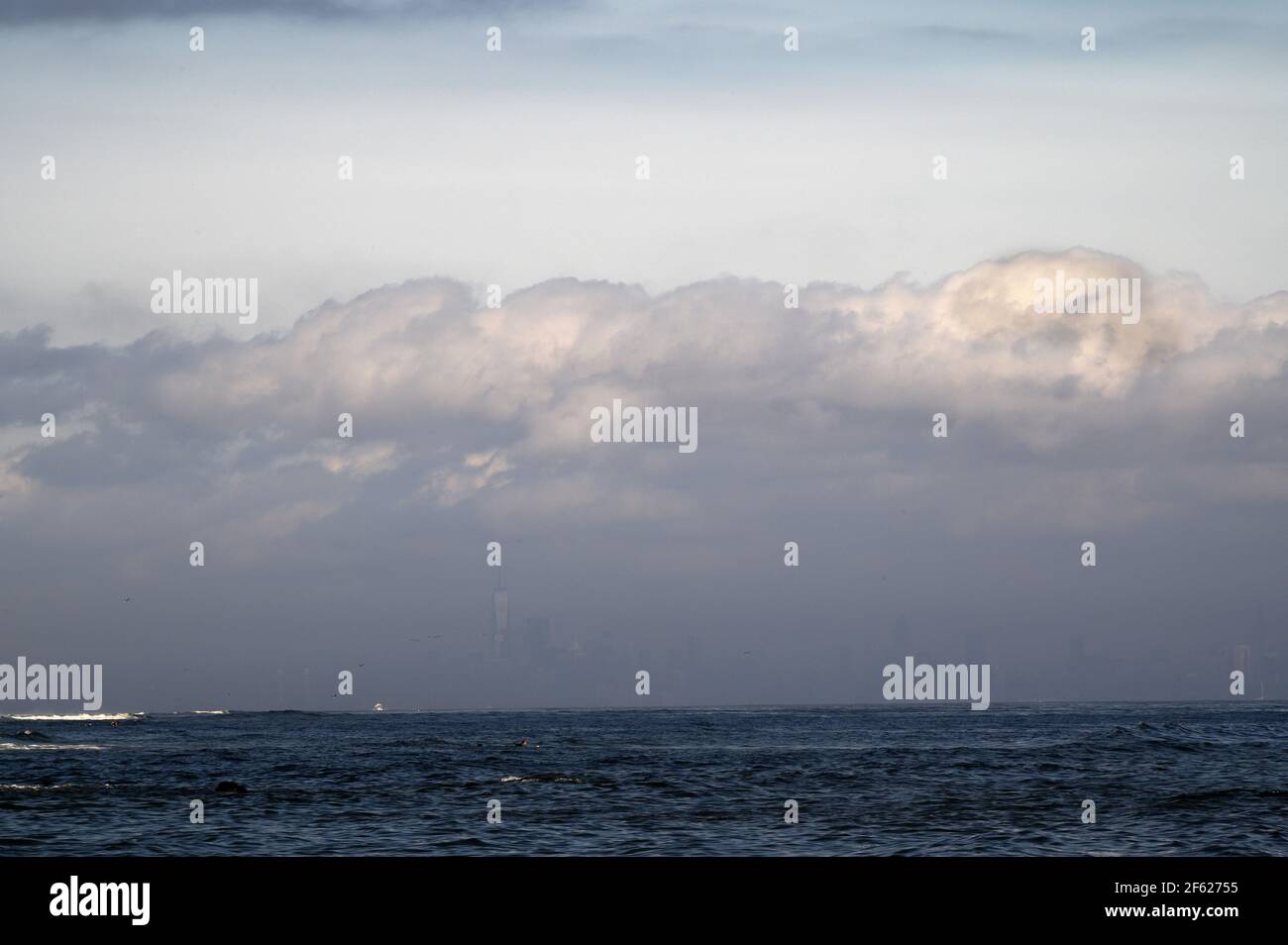 Vista dello skyline di New York dalla spiaggia di Sandy Hook, New Jersey. Foto Stock
