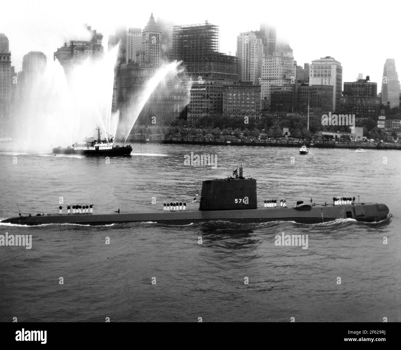 USS Nautilus entrando nel porto di New York, 1958 Foto Stock