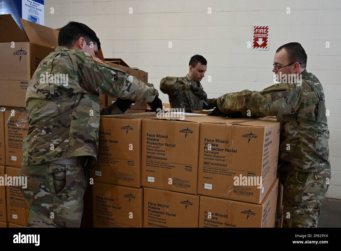 Natinal Guard distribuisce PPE, Covid-19 Pandemic Foto Stock