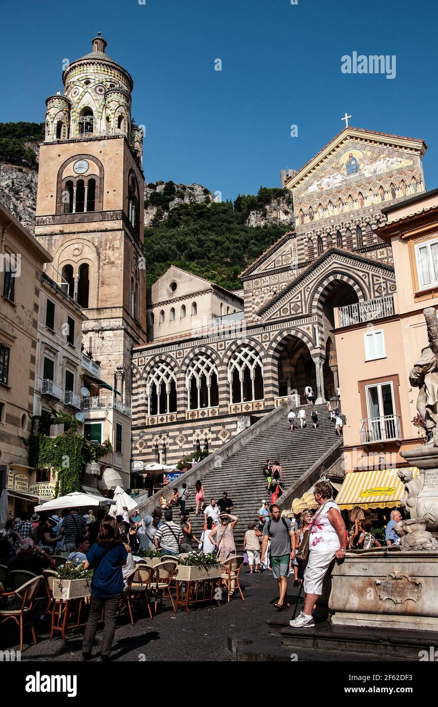 Turisti seduti sui gradini della Cattedrale Cattolica Romana di Amalfi del IX secolo, Pizza del Duomo, Amalfi, Italia Foto Stock