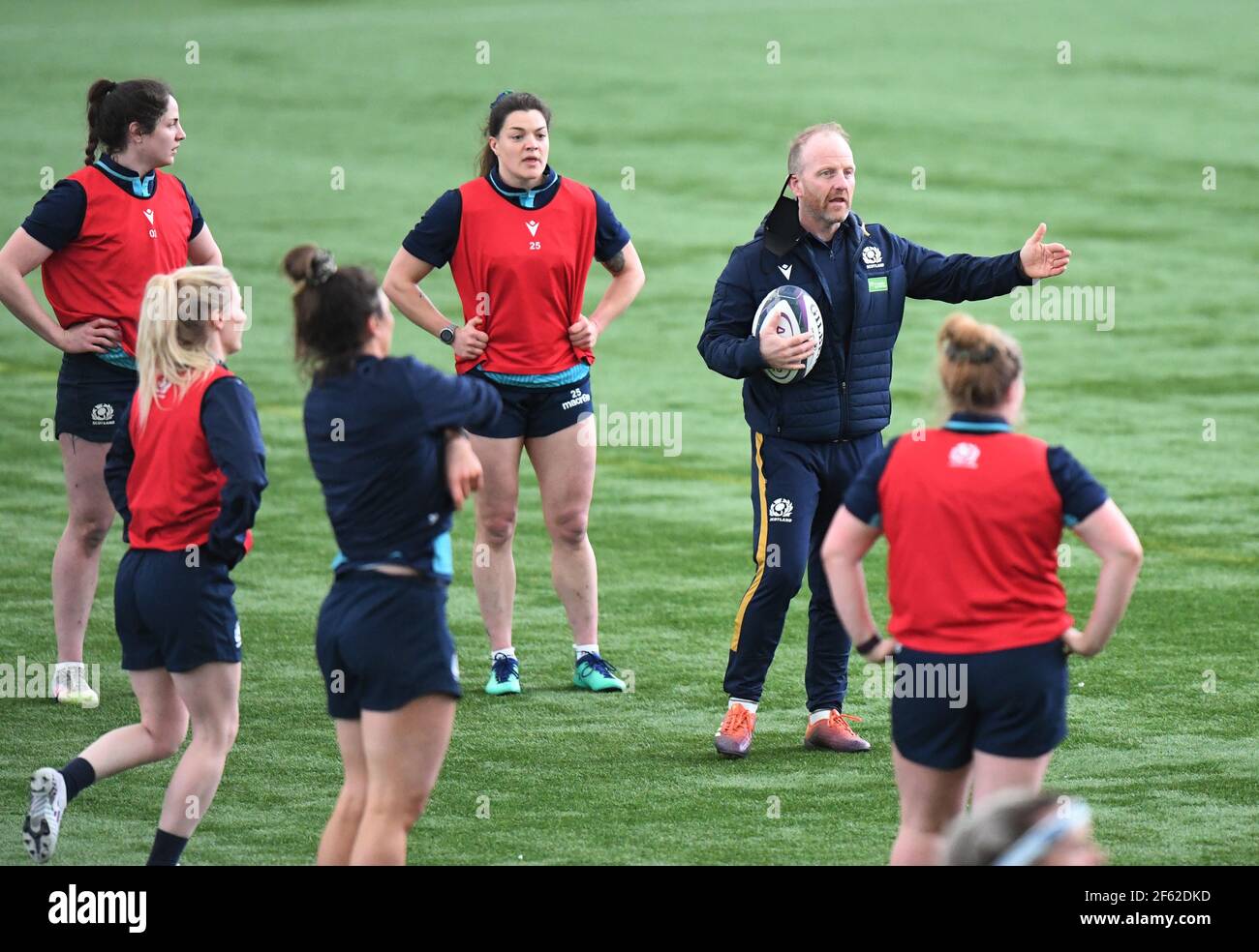Oriam Sports CenterRiccarton, Edinburgh.Scotland UK. 29 Marzo 21 Scotland Women's Rugby Squad sessione di allenamento per il prossimo Six Nation Match vs England Pic mostra Bryan Easson Scotland Women Head Coach . Oriam Sports CenterRiccarton, Edinburgh.Scotland UK. 29 Marzo 21 Scotland sessione di allenamento delle squadre di rugby femminili per il prossimo incontro di sei nazioni contro EnglandPic mostra il Capitano Rachel Malcolm ( Loughborough Lighting) in azione . Credit: eric mcowat/Alamy Live News Foto Stock