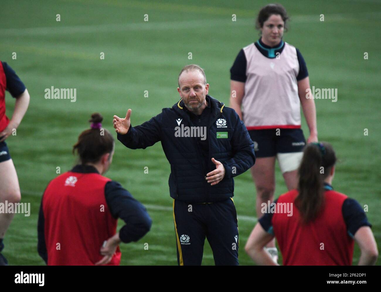 Oriam Sports CenterRiccarton, Edinburgh.Scotland UK. 29 Marzo 21 Scotland Women's Rugby Squad sessione di allenamento per il prossimo Six Nation Match vs England Pic mostra Bryan Easson Scotland Women Head Coach . Oriam Sports CenterRiccarton, Edinburgh.Scotland UK. 29 Marzo 21 Scotland sessione di allenamento delle squadre di rugby femminili per il prossimo incontro di sei nazioni contro EnglandPic mostra il Capitano Rachel Malcolm ( Loughborough Lighting) in azione . Credit: eric mcowat/Alamy Live News Foto Stock