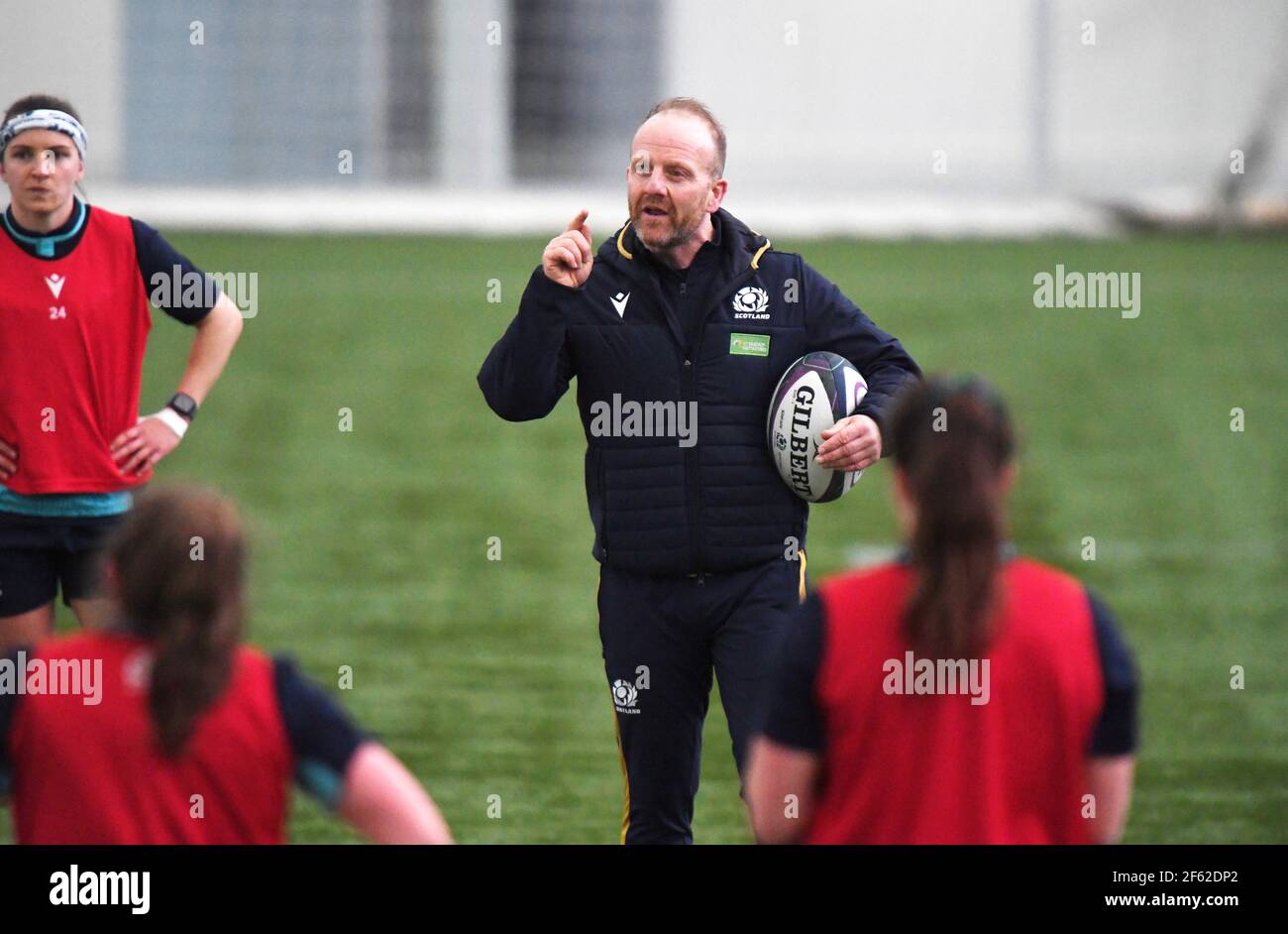 Oriam Sports CenterRiccarton, Edinburgh.Scotland UK. 29 Marzo 21 Scotland Women's Rugby Squad sessione di allenamento per il prossimo Six Nation Match vs England Pic mostra Bryan Easson Scotland Women Head Coach . Oriam Sports CenterRiccarton, Edinburgh.Scotland UK. 29 Marzo 21 Scotland sessione di allenamento delle squadre di rugby femminili per il prossimo incontro di sei nazioni contro EnglandPic mostra il Capitano Rachel Malcolm ( Loughborough Lighting) in azione . Credit: eric mcowat/Alamy Live News Foto Stock