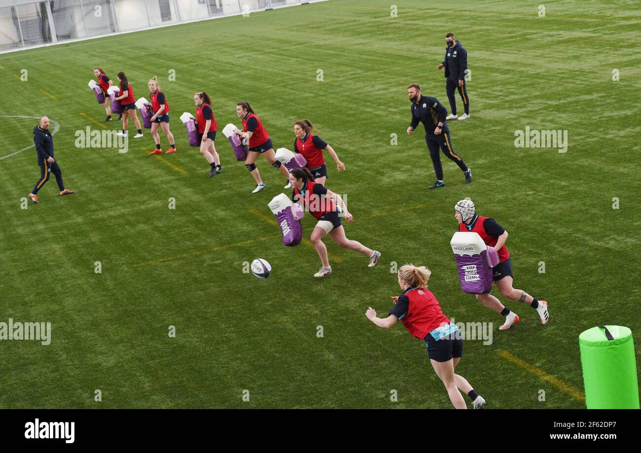 Oriam Sports CenterRiccarton, Edinburgh.Scotland UK. 29 Marzo 21 Scotland Women's Rugby Squad sessione di allenamento per la prossima partita Six Nation vs England Pic mostra Bryan Easson (L) Scotland Women Head Coach . Oriam Sports CenterRiccarton, Edinburgh.Scotland UK. 29 Marzo 21 Scotland sessione di allenamento delle squadre di rugby femminili per il prossimo incontro di sei nazioni contro EnglandPic mostra il Capitano Rachel Malcolm ( Loughborough Lighting) in azione . Credit: eric mcowat/Alamy Live News Foto Stock