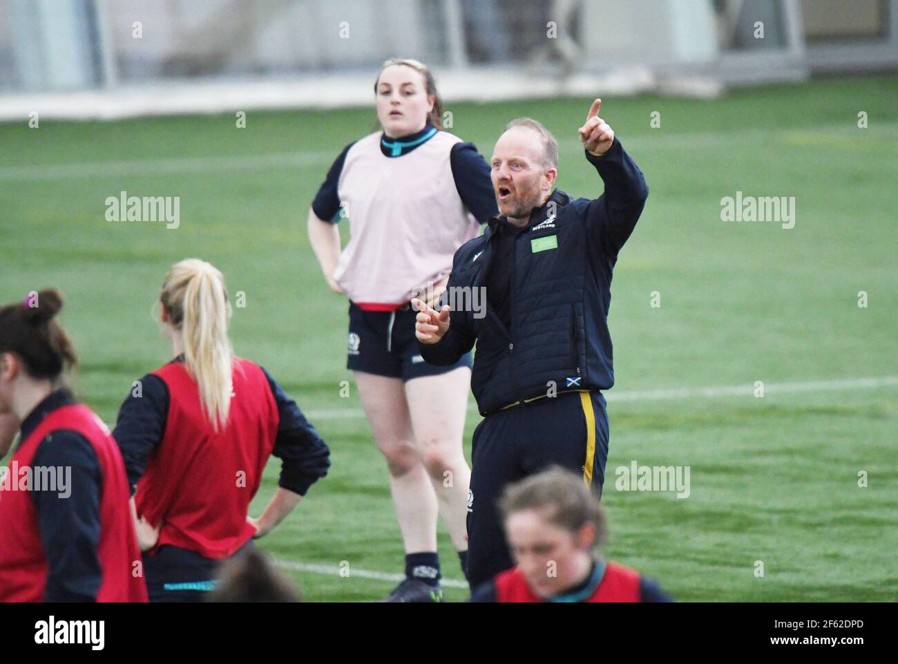 Oriam Sports CenterRiccarton, Edinburgh.Scotland UK. 29 Marzo 21 Scotland Women's Rugby Squad sessione di allenamento per il prossimo Six Nation Match vs England Pic mostra Bryan Easson Scotland Women Head Coach . Oriam Sports CenterRiccarton, Edinburgh.Scotland UK. 29 Marzo 21 Scotland sessione di allenamento delle squadre di rugby femminili per il prossimo incontro di sei nazioni contro EnglandPic mostra il Capitano Rachel Malcolm ( Loughborough Lighting) in azione . Credit: eric mcowat/Alamy Live News Foto Stock