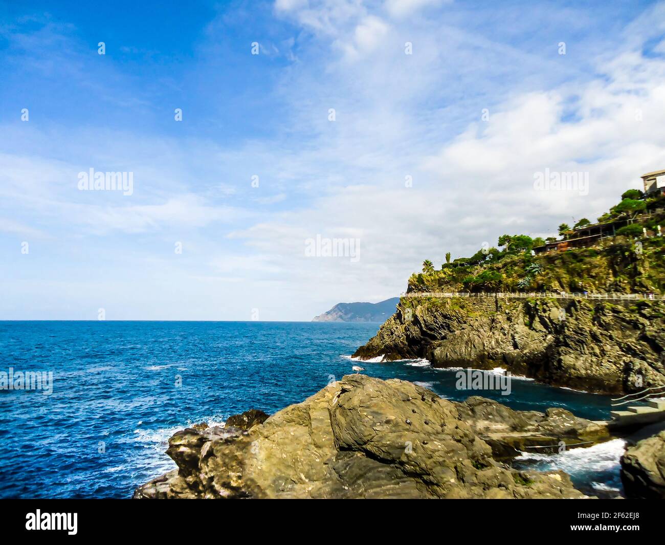 Vista Scnic sul Mar Mediterraneo nelle cinque Terre, sulla costa italiana Foto Stock