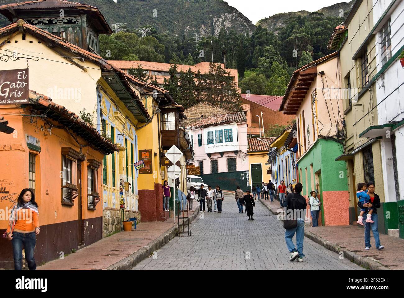 Persone che camminano per strada a Bogotà, montagna oltre, Colombia, Sud America Foto Stock
