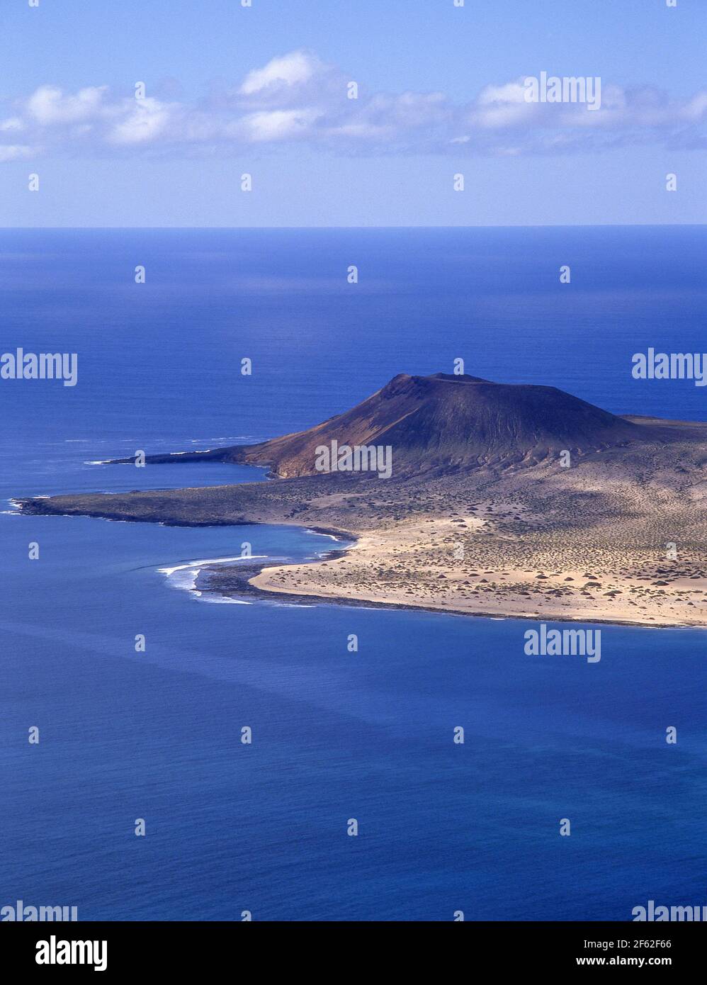 Isla Graciosa dal punto panoramico Mirador del Río, Risco de Famara, Lanzarote, Isole Canarie, Regno di Spagna Foto Stock