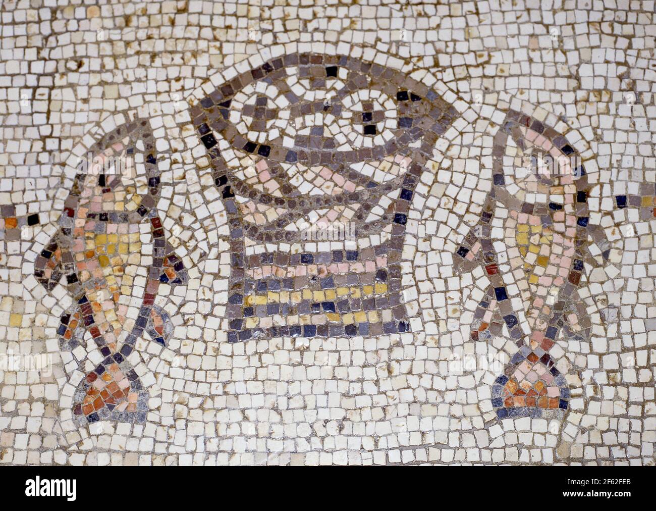 Mosaico di 'pesci e pani' del V secolo nella Chiesa della moltiplicazione, Tabgha, Mare di Galilea, Distretto Nord, Israele Foto Stock