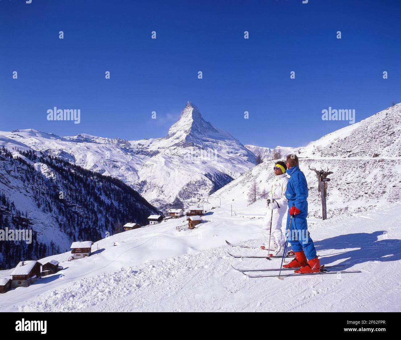 Sciatori in pista con Monte Cervino dietro, Zermatt, il Vallese, Svizzera Foto Stock