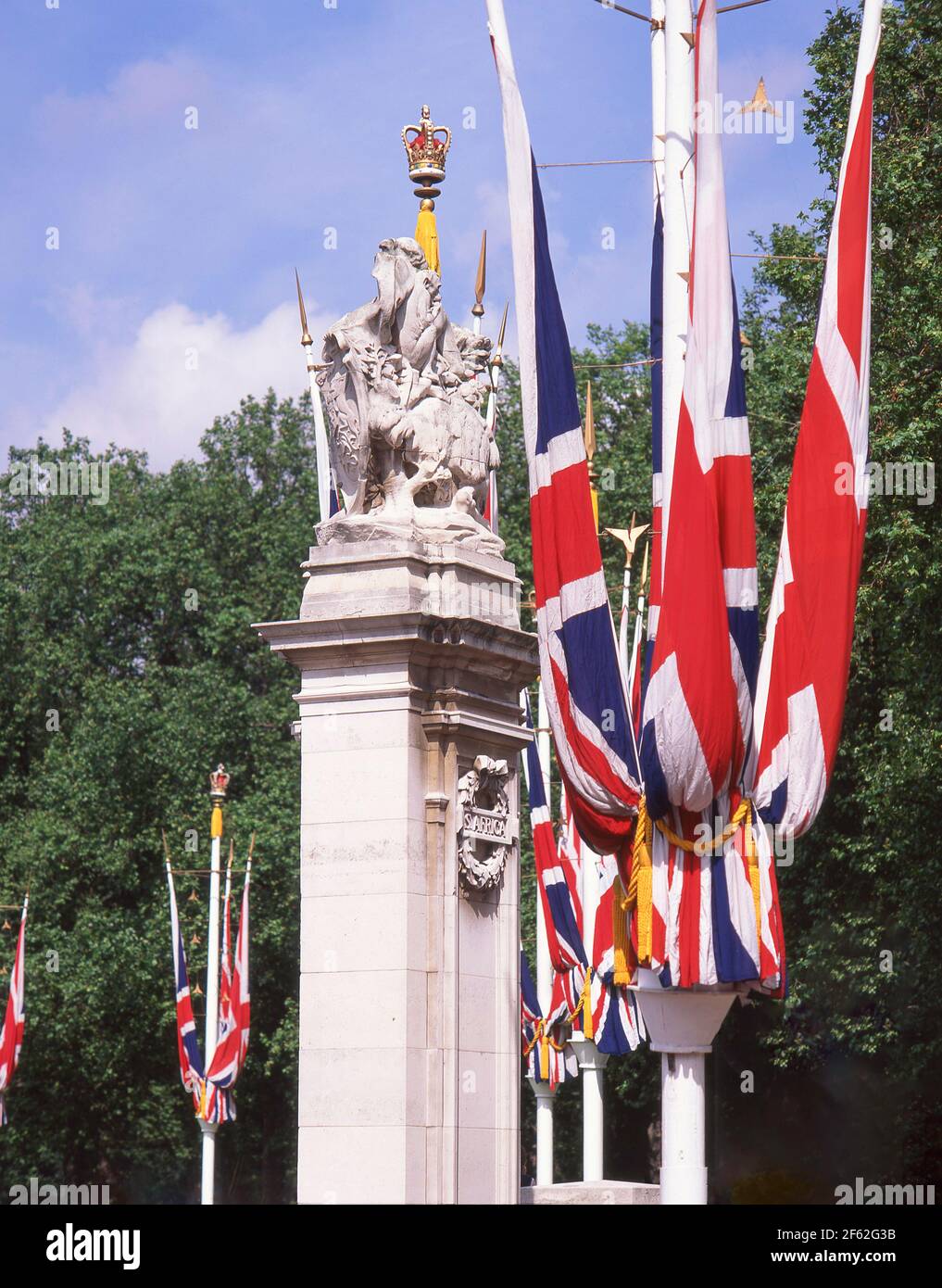 Bandiere reali decorative su palo, Buckingham Palace, The Mall, City of Westminster, Greater London, Inghilterra, Regno Unito Foto Stock