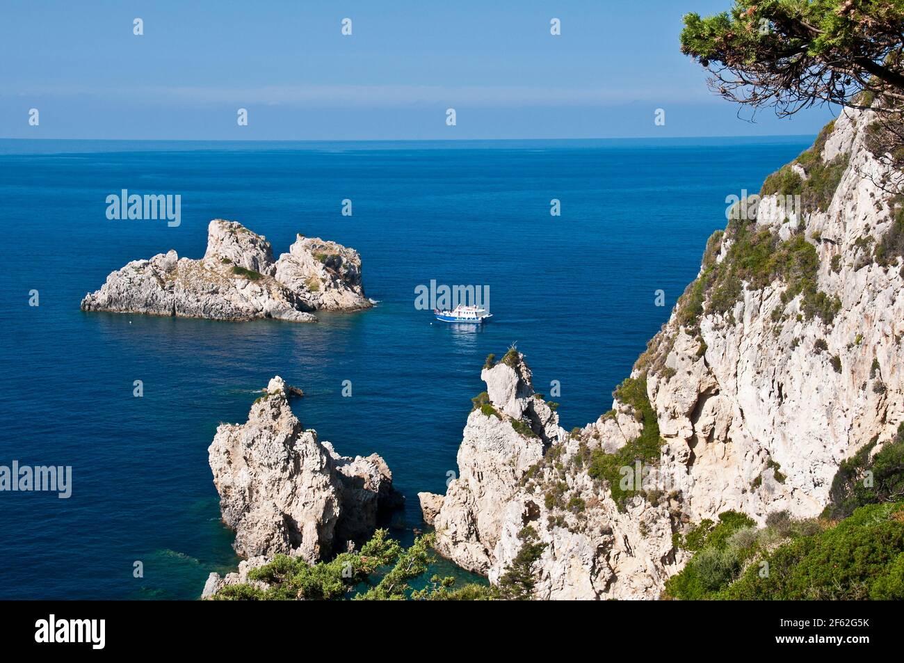 Partenza dalla costa rugosa di Palaiokastritsa, isola greca di Corfù Foto Stock