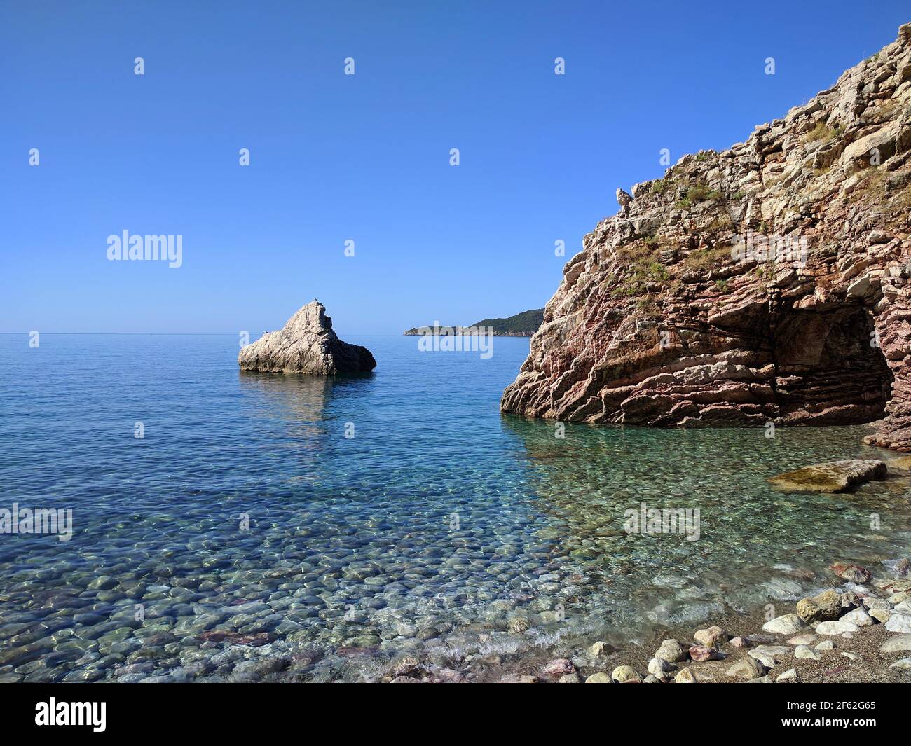 Rocce, mare e cielo azzurro estivo in Montenegro. Foto Stock