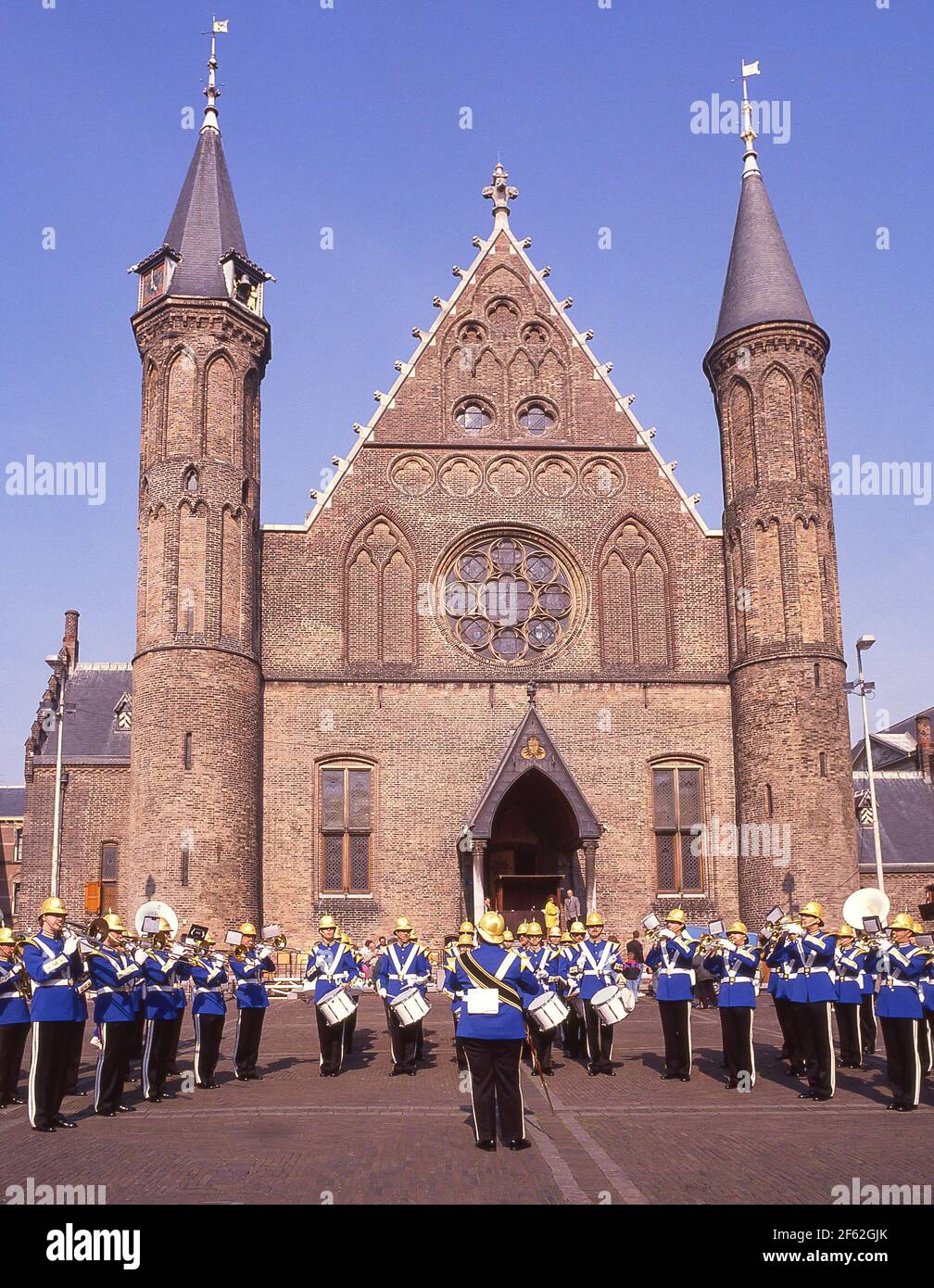 Banda di ottone di fronte all'edificio Ridderzaal, l'Aia, Zuid-Holland, Regno dei Paesi Bassi Foto Stock