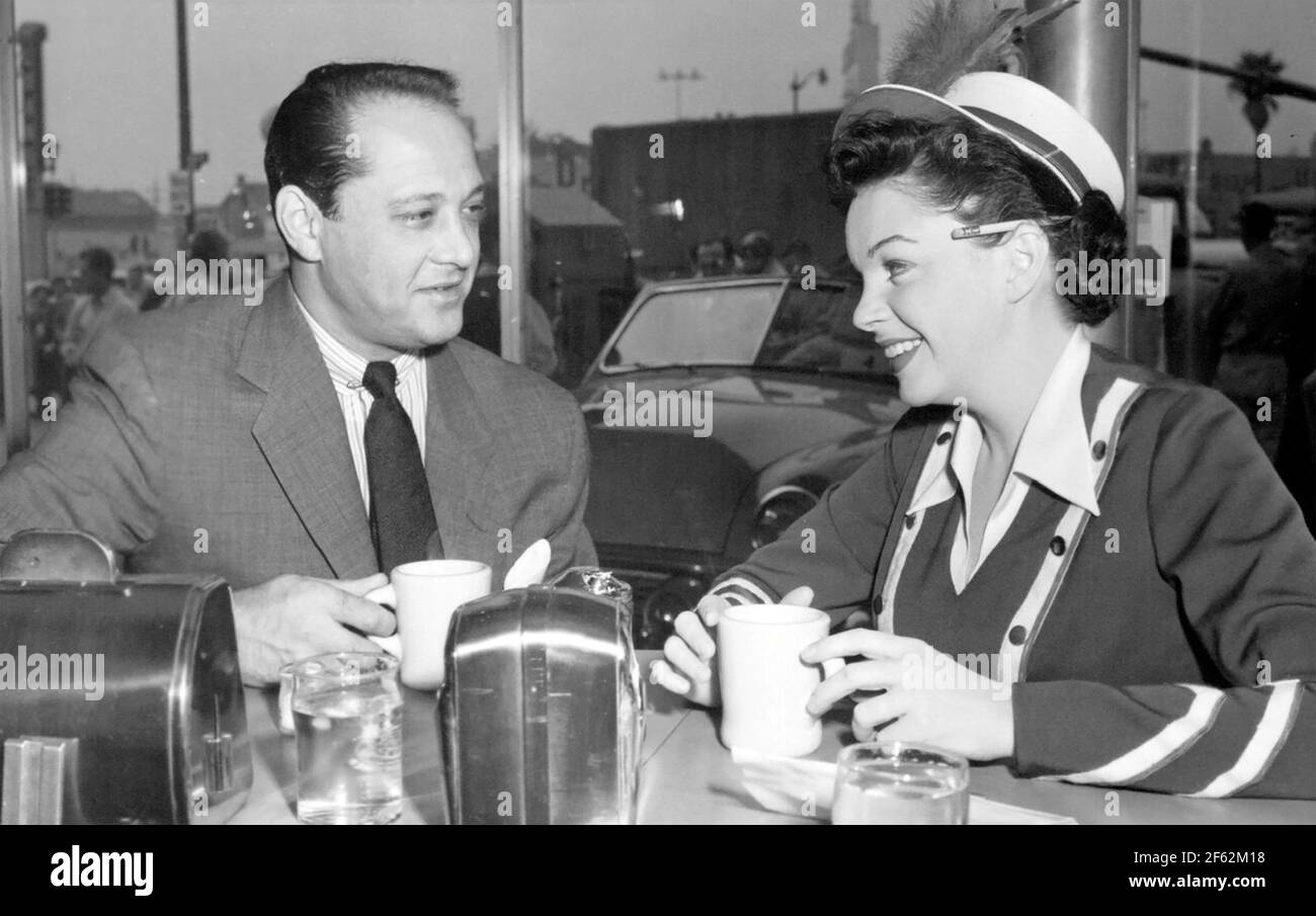 JUDY GARLAND (1922-1969) attrice e cantante americana con lei Terzo marito Sidney Luft circa 1957 Foto Stock