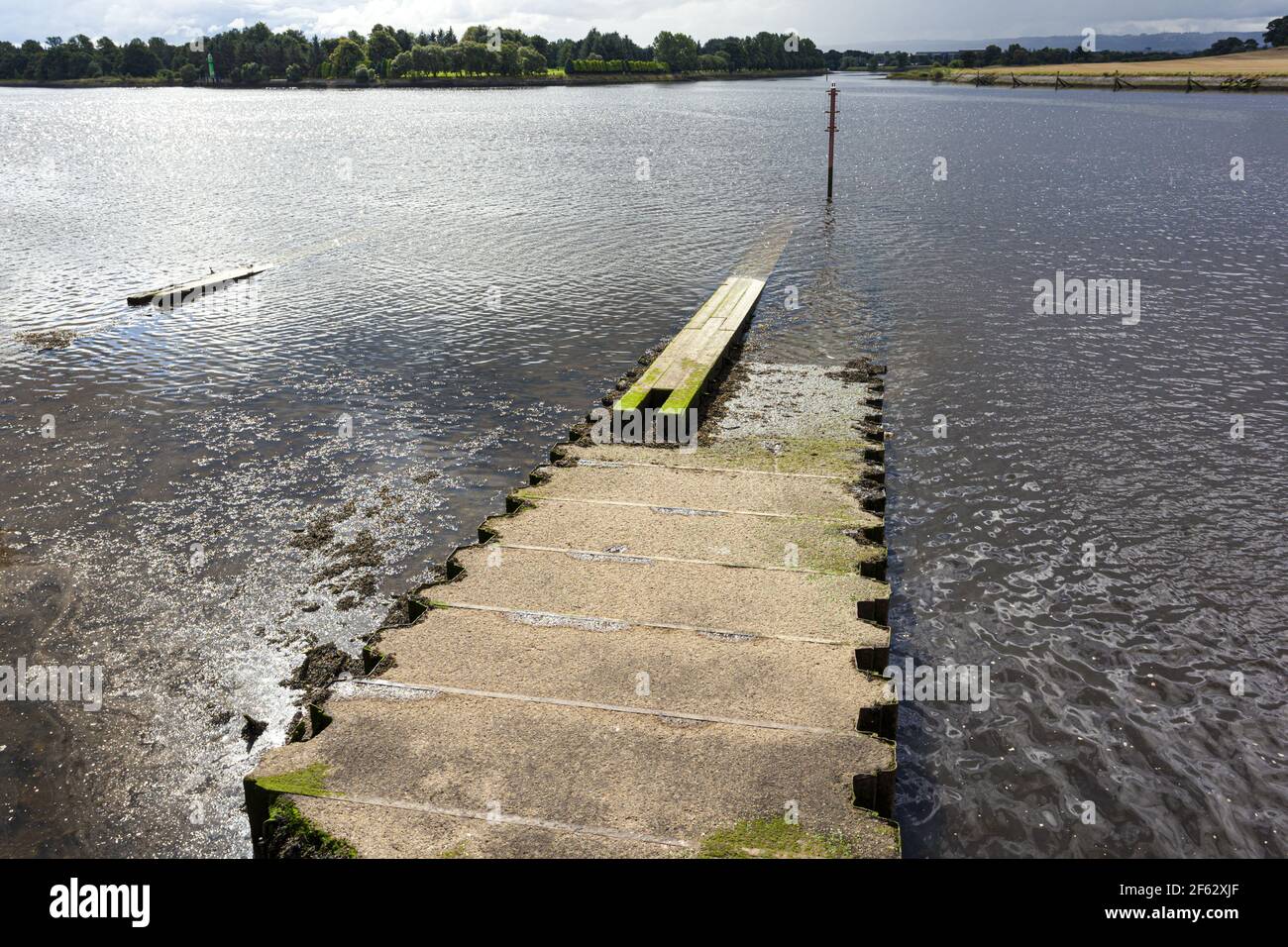 Un vecchio scivolo sul sito dell'ex cantiere navale John Brown sul fiume Clyde a Clydebank, Glasgow, Scozia Regno Unito Foto Stock