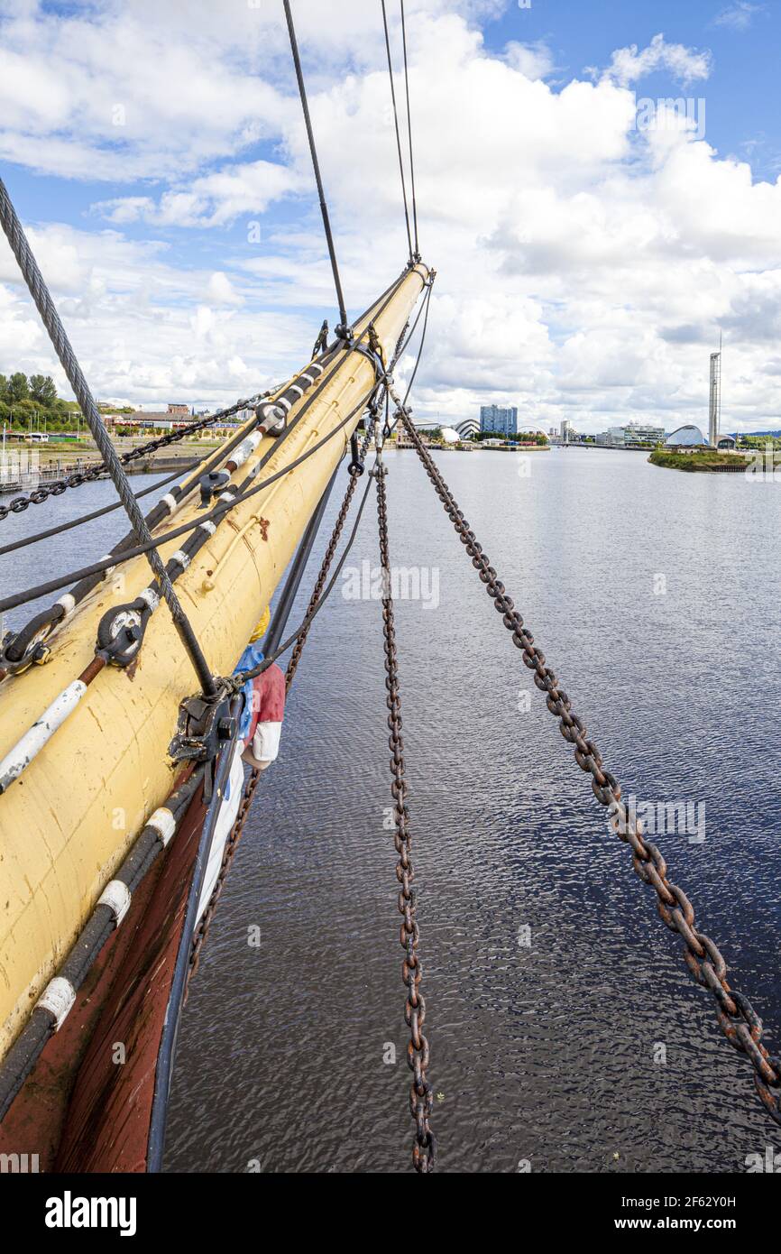 Fiume Clyde a Glasgow, Scozia Regno Unito visto dalla nave alta Glenlee, un acciaio-abbellito tre-mast barque al Riverside Museum of Transport and Travel. Foto Stock