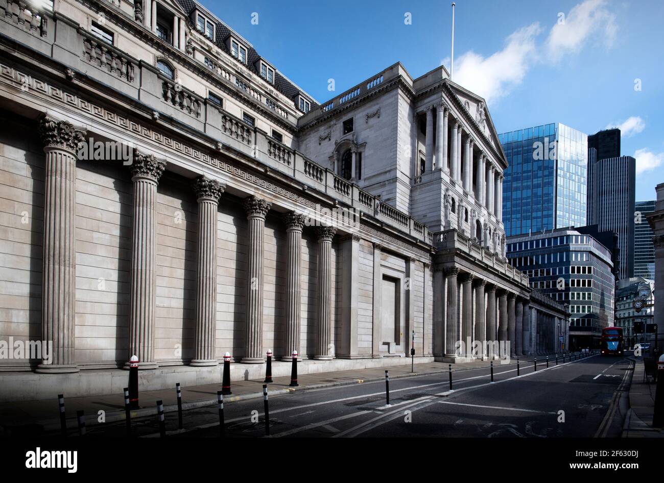 Città di Londra Inghilterra UK Marzo 2021 la Banca d'Inghilterra. La Banca d'Inghilterra è la banca centrale del Regno Unito ed il modello su cui la maggior parte del mo Foto Stock