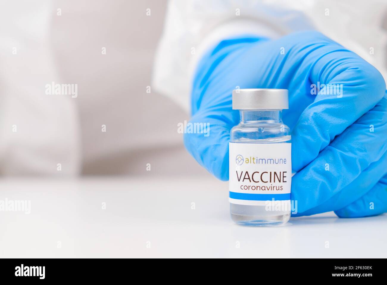 Vaccino Altimmune contro Covid-19, coronavirus o SARS-Cov-2 in mano medica in guanti di gomma. Foto Stock