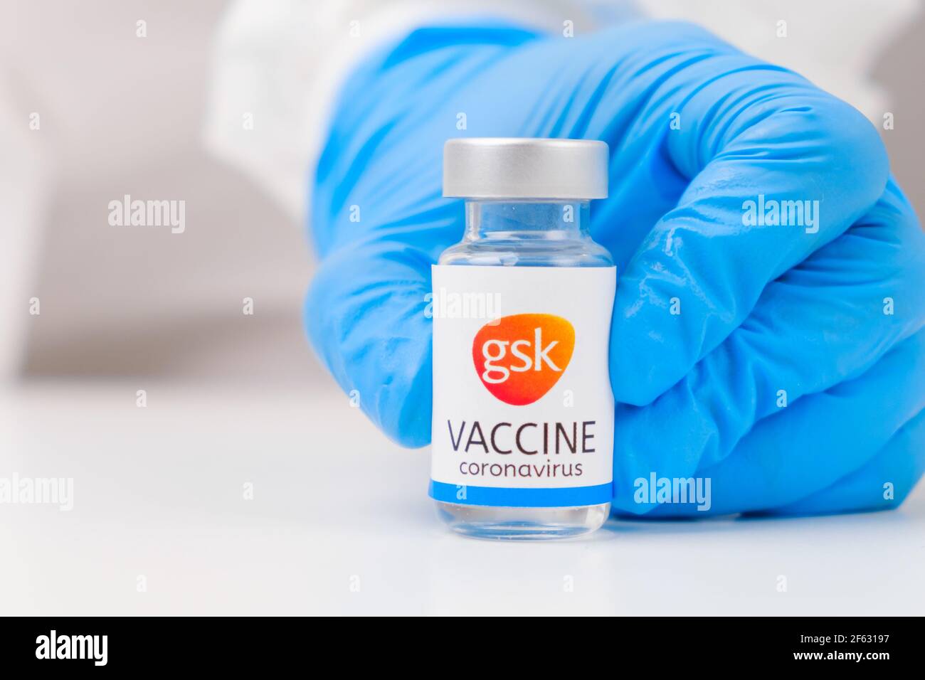 Vaccino GSK contro Covid-19, coronavirus o SARS-Cov-2 in mano medica in guanti di gomma, marzo 2021, San Francisco, USA Foto Stock