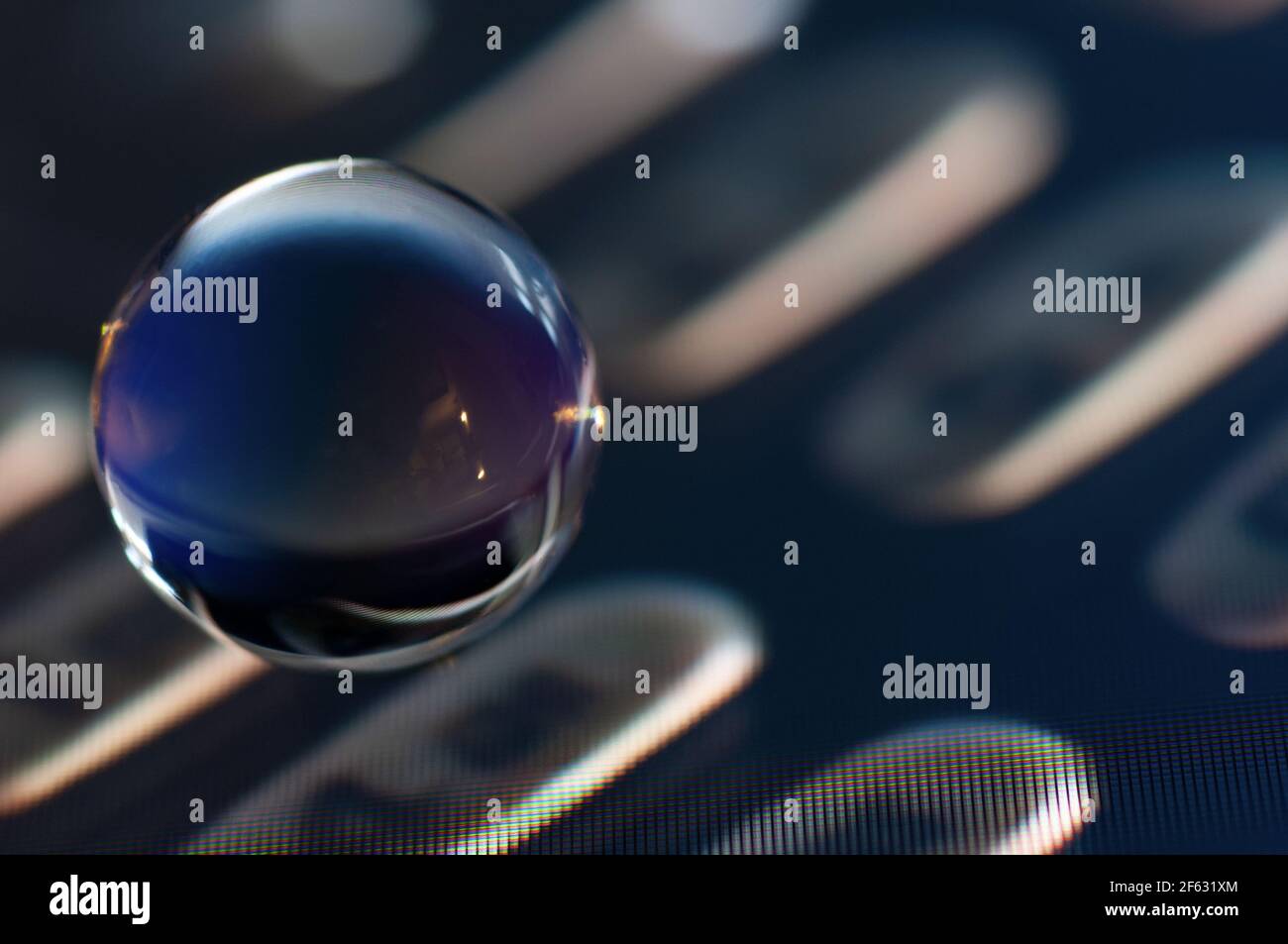 Sfera di cristallo nell'immagine dello schermo del PC sfocata Foto Stock