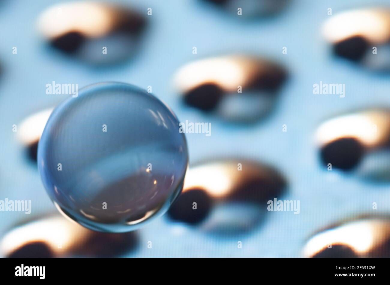 Visuale ravvicinata della sfera di cristallo nell'immagine sfocata dello schermo del PC Foto Stock