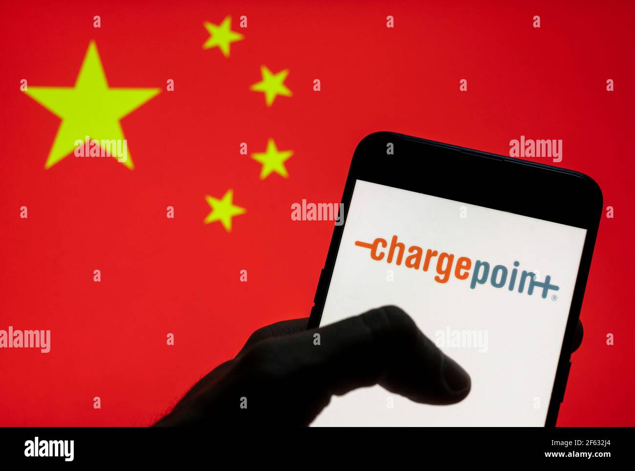 Cina. 27 Marzo 2021. In questa illustrazione fotografica il logo ChargePoint Holdings, società americana produttrice di infrastrutture per veicoli elettrici, è stato visualizzato su un dispositivo mobile Android con la bandiera della Repubblica popolare cinese sullo sfondo. Credit: Budrul Chukrut/SOPA Images/ZUMA Wire/Alamy Live News Foto Stock