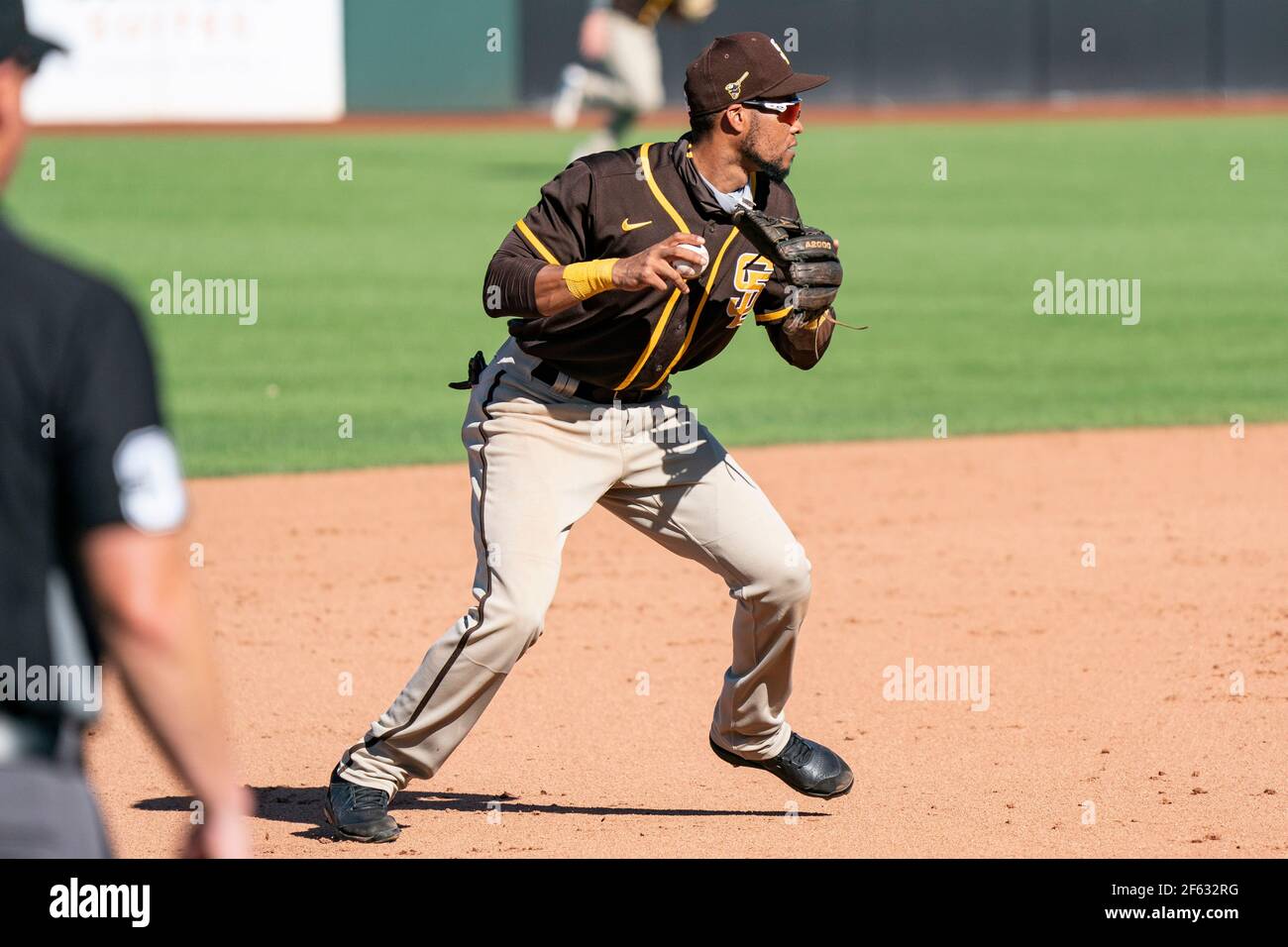San Diego Padres terzo baseman Pedro Florimon (18) durante una partita di allenamento primaverile contro gli Indiani Cleveland, domenica 28 marzo 2021, a Phoenix, AZ Foto Stock