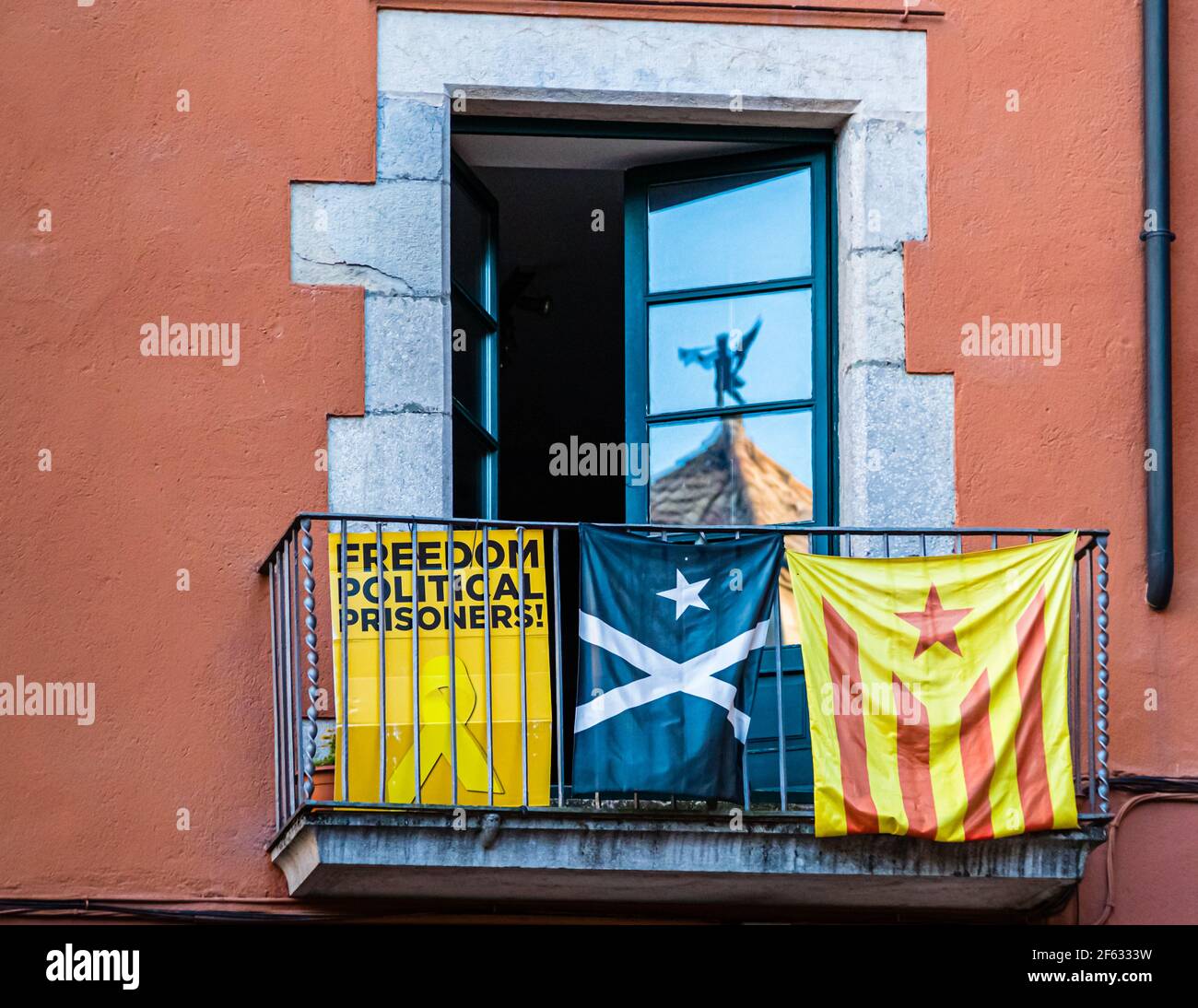 In molti luoghi della Catalogna ci sono proteste contro il governo centrale spagnolo, soprattutto a causa dell'incarcerazione di politici e attivisti catalani. Girona, Catalunya, Spagna Foto Stock