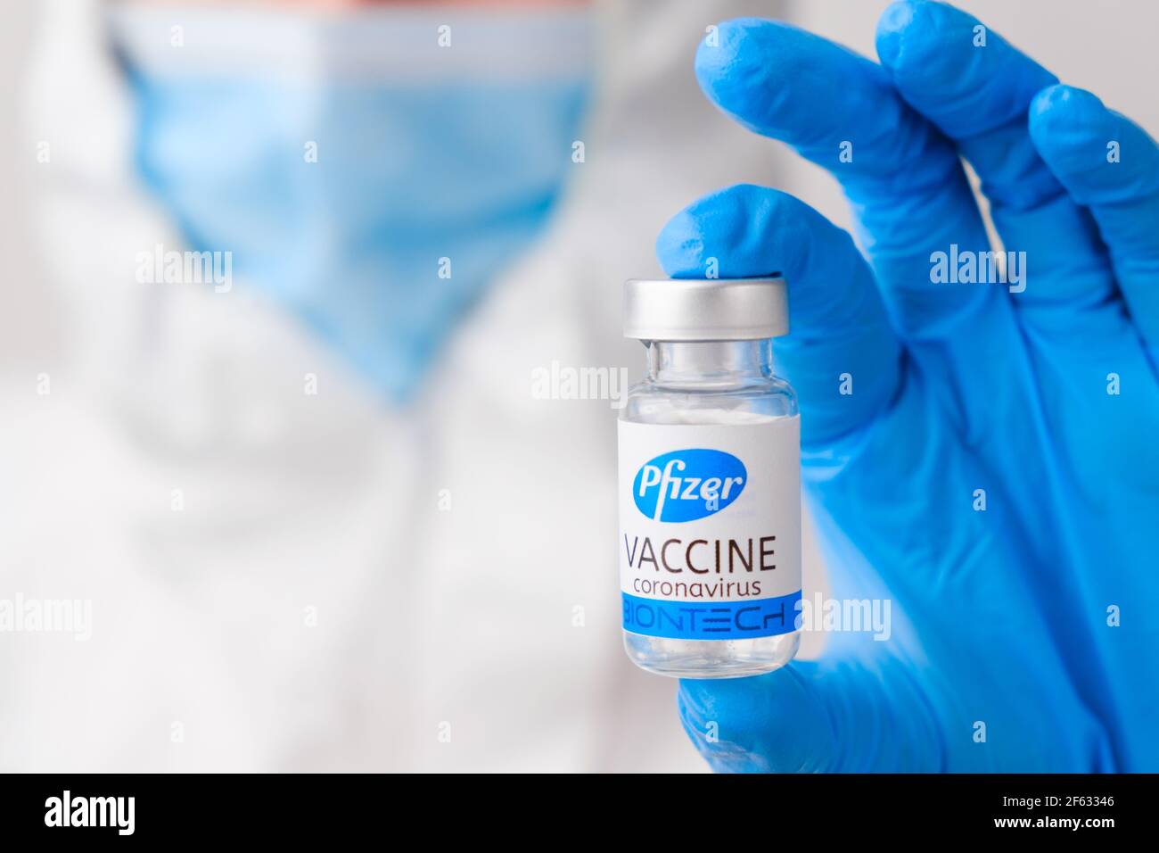 Vaccino Pfizer contro Covid-19, coronavirus o SARS-Cov-2 in mano medica in guanti di gomma, marzo 2021, San Francisco, USA Foto Stock