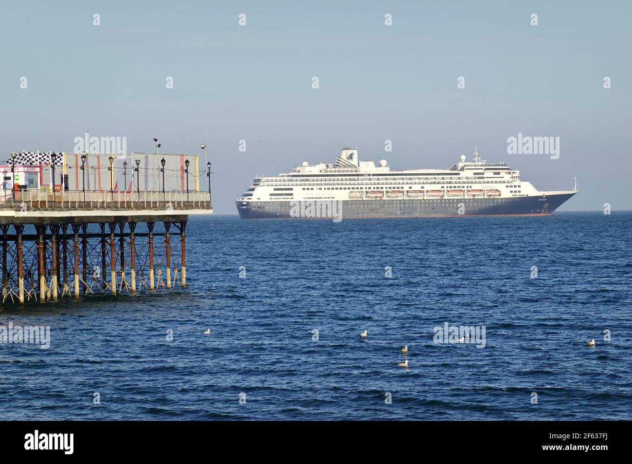 Paignton, Devon, Regno Unito. 29 marzo. Le navi da crociera ormeggiate al largo del molo di Paignton mentre le persone si godono la prima serata di sole mentre il blocco è alleviato. Credit: Julian Kemp/Alamy Live News Foto Stock