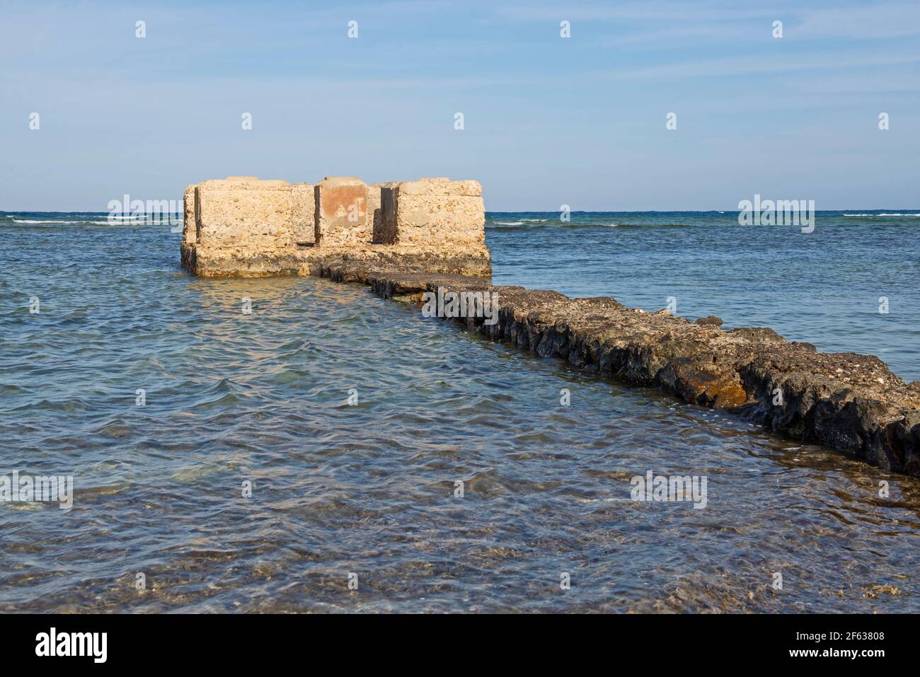 Vista panoramica della vuota spiaggia tropicale abbandonata sul litorale località turistica in egitto africa con i resti antichi romani di porto Foto Stock