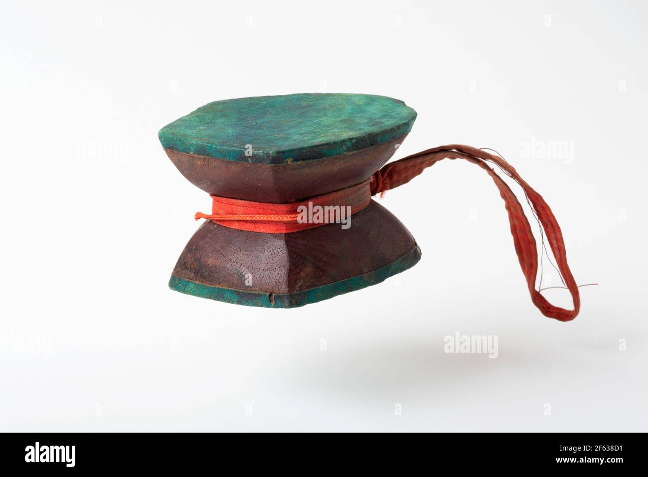 Tamburo Dorji a mano singola attorcigliato dal Bhutan. Mancano i fermi doppi. Questo è il tamburo di un contadino o di chiunque. Foto Stock