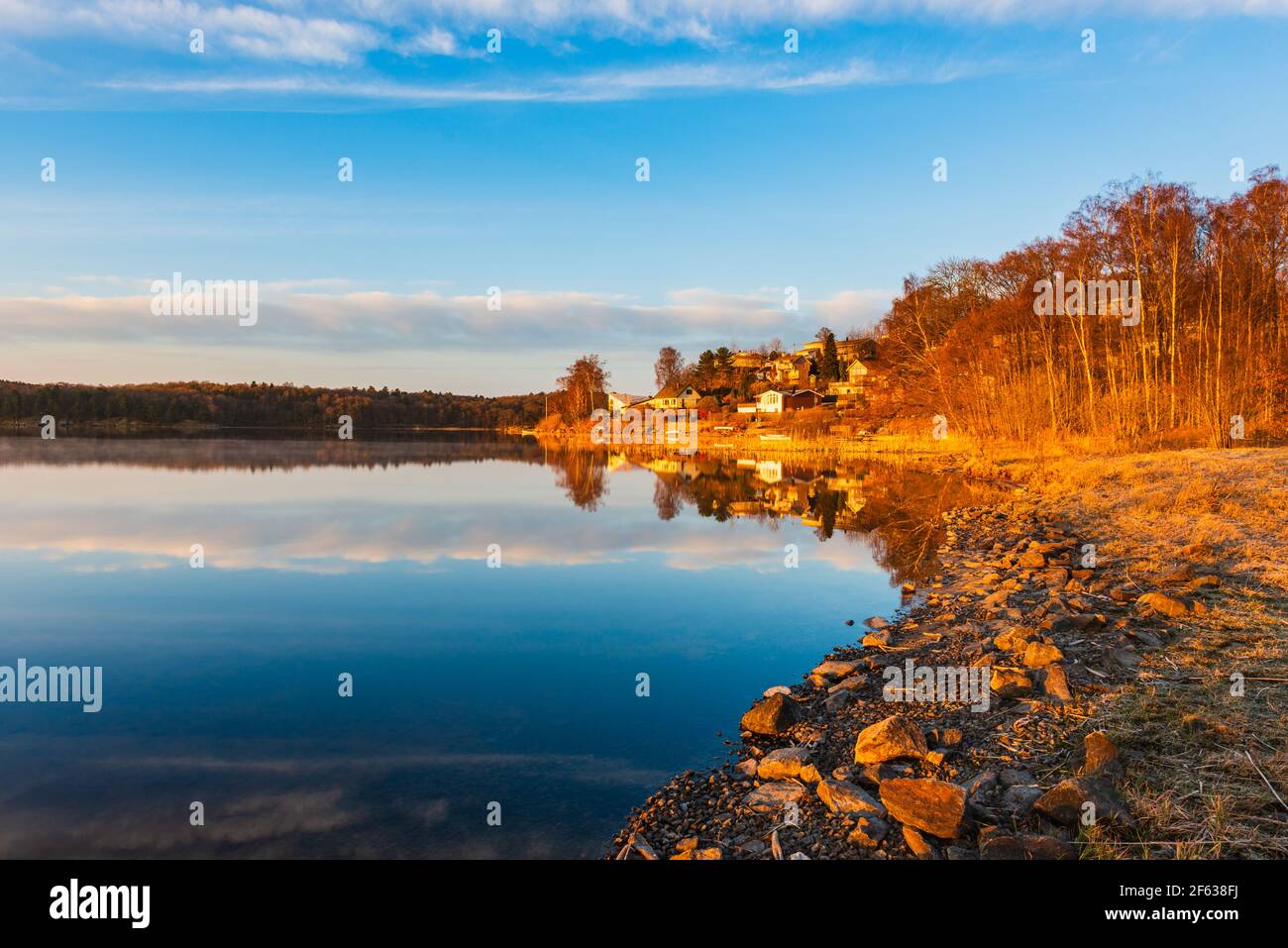 Lago ancora sul litorale. Rådasjön, Mölndal. Foto Stock
