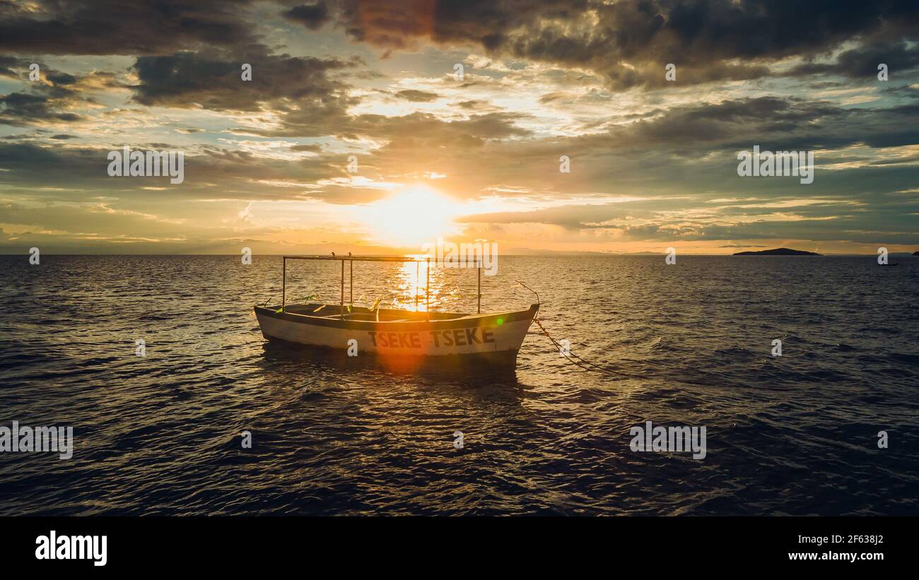 silhouette barca sul lago malawi Foto Stock