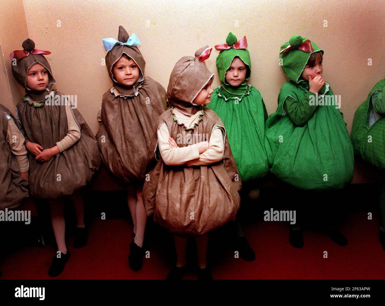 Musica per la scuola giovanile presso la Royal Albert Hall. I bambini della scuola di preparazione delle urine, Brentwood backstage prima di rehersal della loro canzone di trama vegetale per tonights performance.New patate e verdi primaverili. Foto Stock