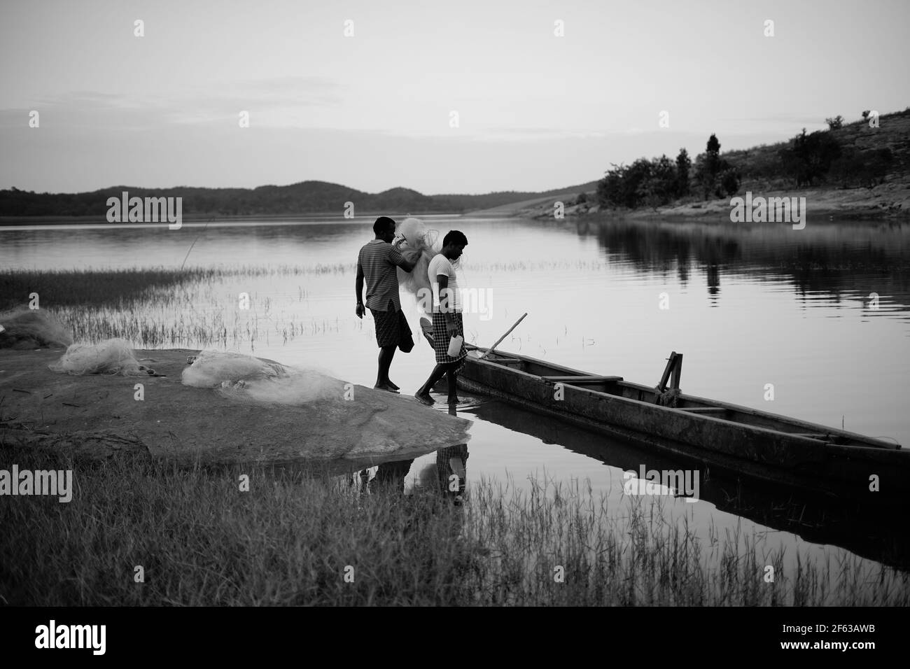 Pescatori che si preparano per la pesca nel bellissimo lago. A Odisha, India . Sono in viaggio per un tour del villaggio e ho trovato questa scena incredibile . Foto Stock
