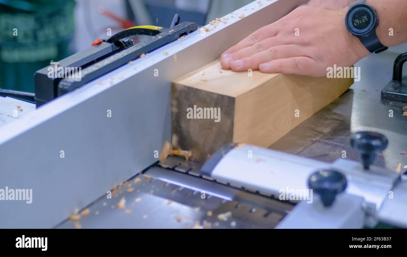 Falegname per uomo con levigatrice, lucidare il prodotto di legno: Primo piano Foto Stock